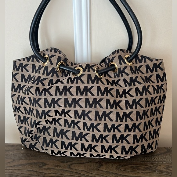 Michael Kors Purse - Picture 4 of 4